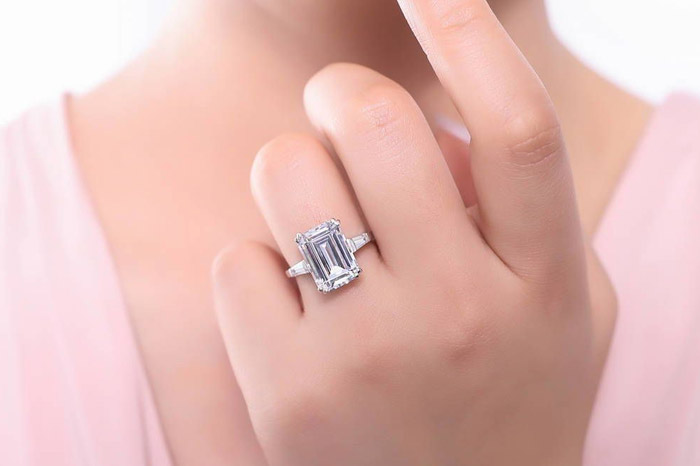 婚約指輪にも人気！エメラルドカットダイヤモンドの魅力 | JEWELRY